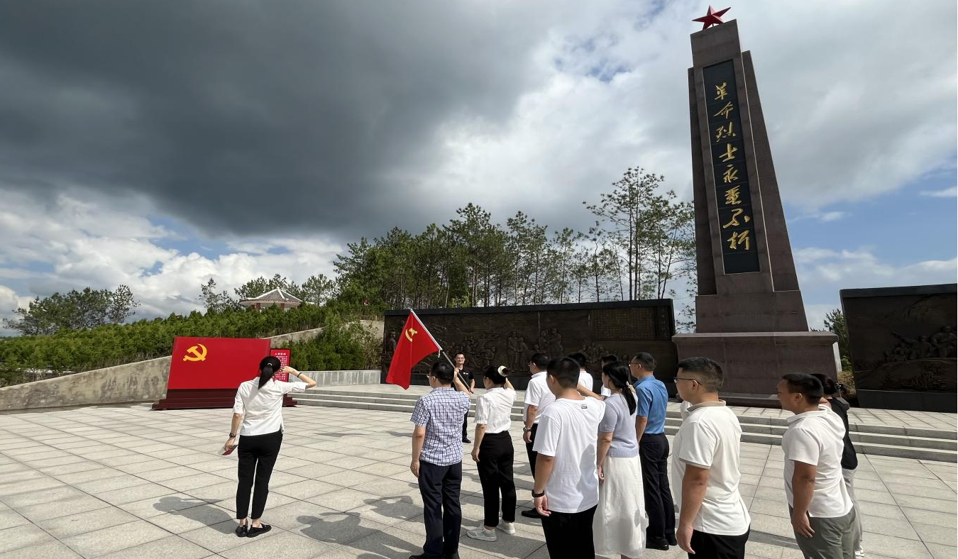 市產(chǎn)業(yè)集團(tuán)機(jī)關(guān)黨支部開(kāi)展“緬懷革命先烈，傳承紅色基因”慶“七一”主題黨日活動(dòng)